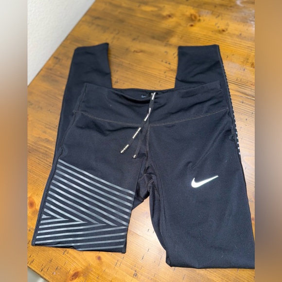 Nike Women's Black and White Patterned Leggings - Picture 7 of 10